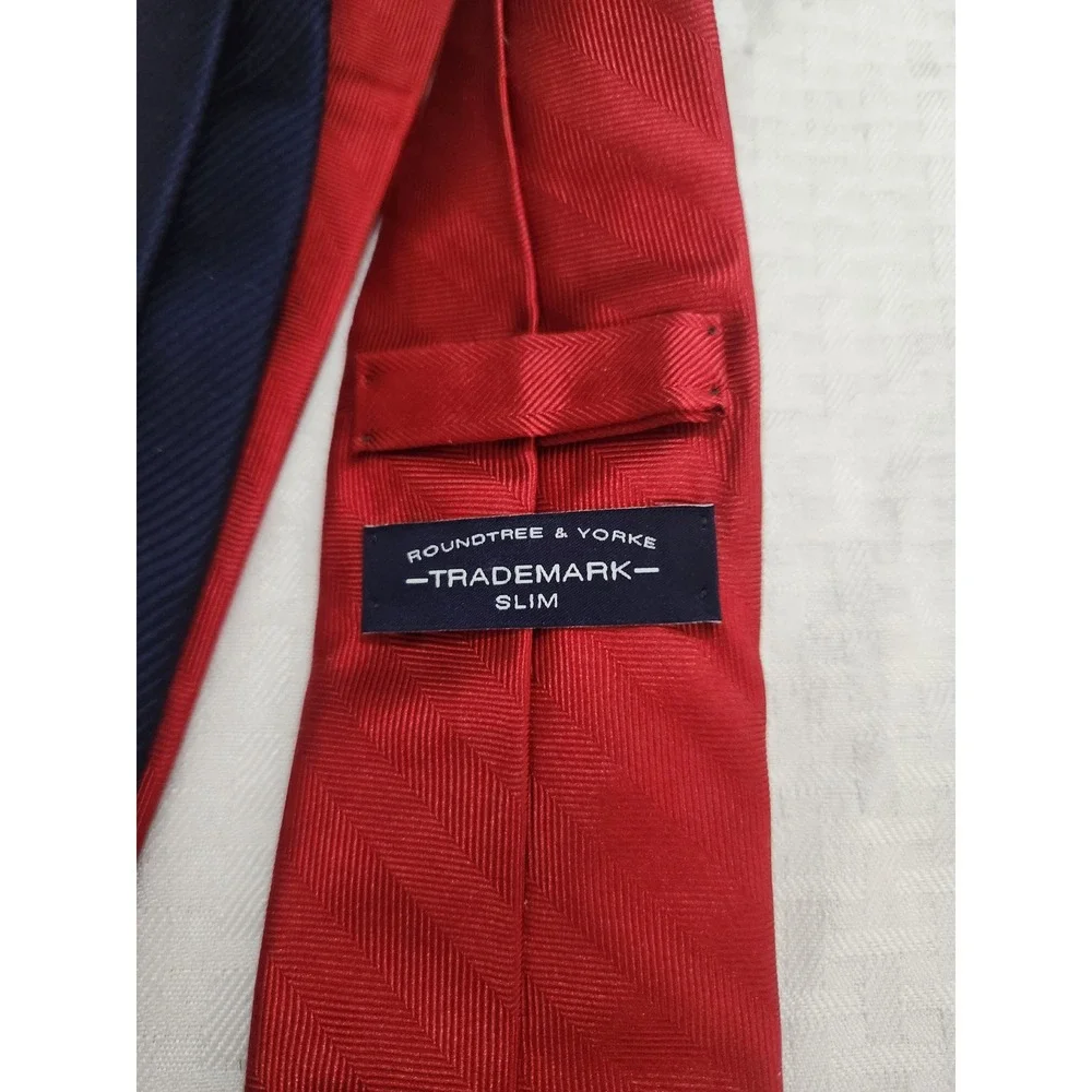 Roundtree & Yorke Slim Red Herringbone Silk Blend Necktie Mens Navy Tipping